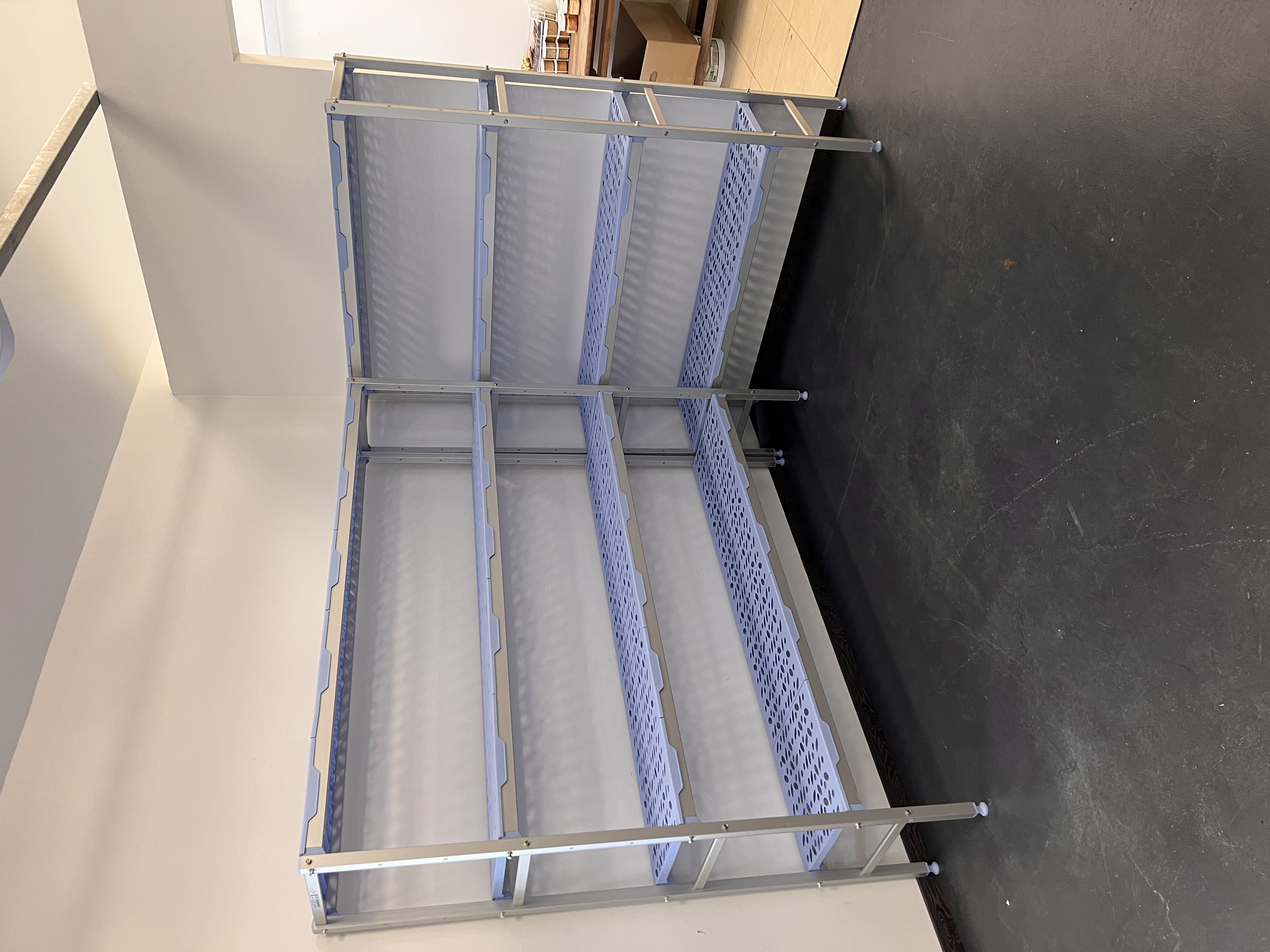 Rayonnages de stockage vides